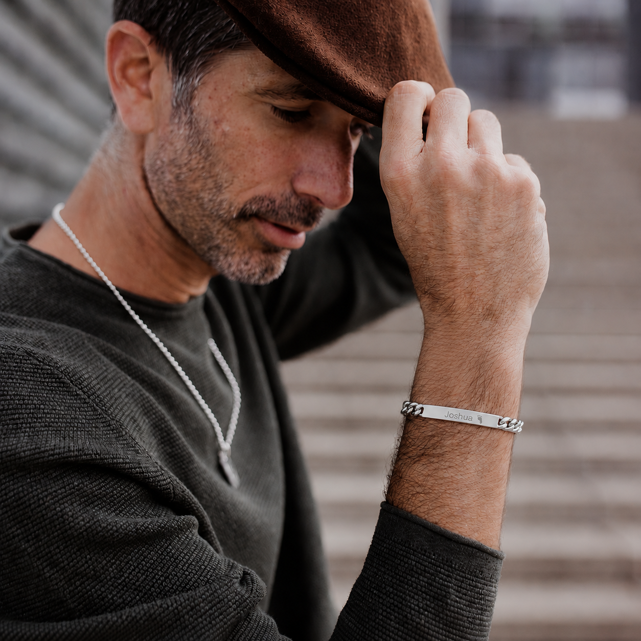 Das erfektes Geschenk für Papa und Ehemann ist dieses personalisierte Panzerarmband für Männer und Herren versehen mit einer individuellen Gravur, ob mit dem Namen des KIndes, eine Baby fussabdruck oder Eure beiden Namen in ewiger Verbundenheit. So trägt Dein Partner, Ehemann oder Papa Deiner Kinder Euch immer nah am Herzen