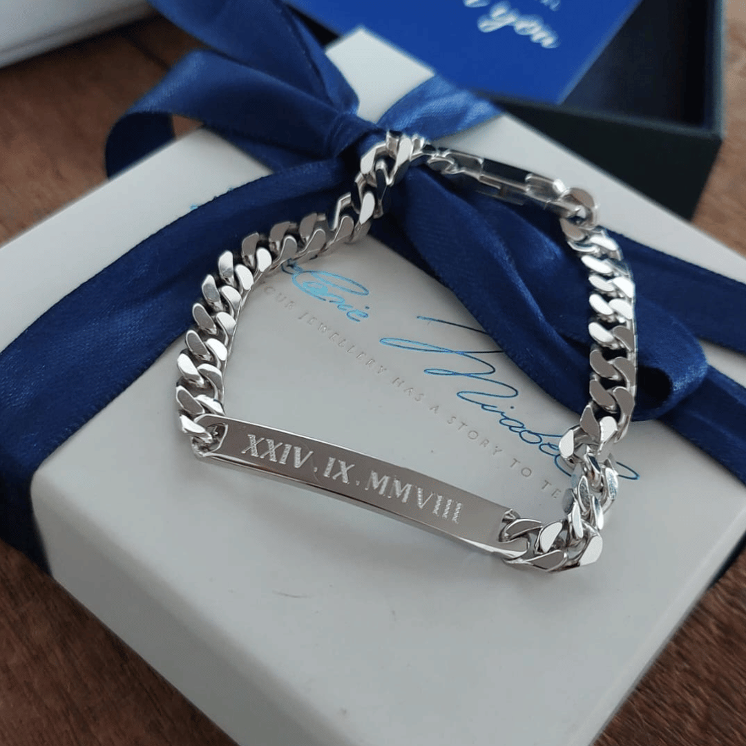 Ein perfektes Geschenk für Papa und Ehemann ist dieses elegante Panzerarmband für Männer und Herren personalisiert mit einer individuellen Gravur, ob mit dem Namen des KIndes, eine Baby fussabdruck oder Eure beiden Namen in ewiger Verbundenheit. So trägt Dein Partner, Ehemann oder Papa Deiner Kinder Euch immer nah am Herzen