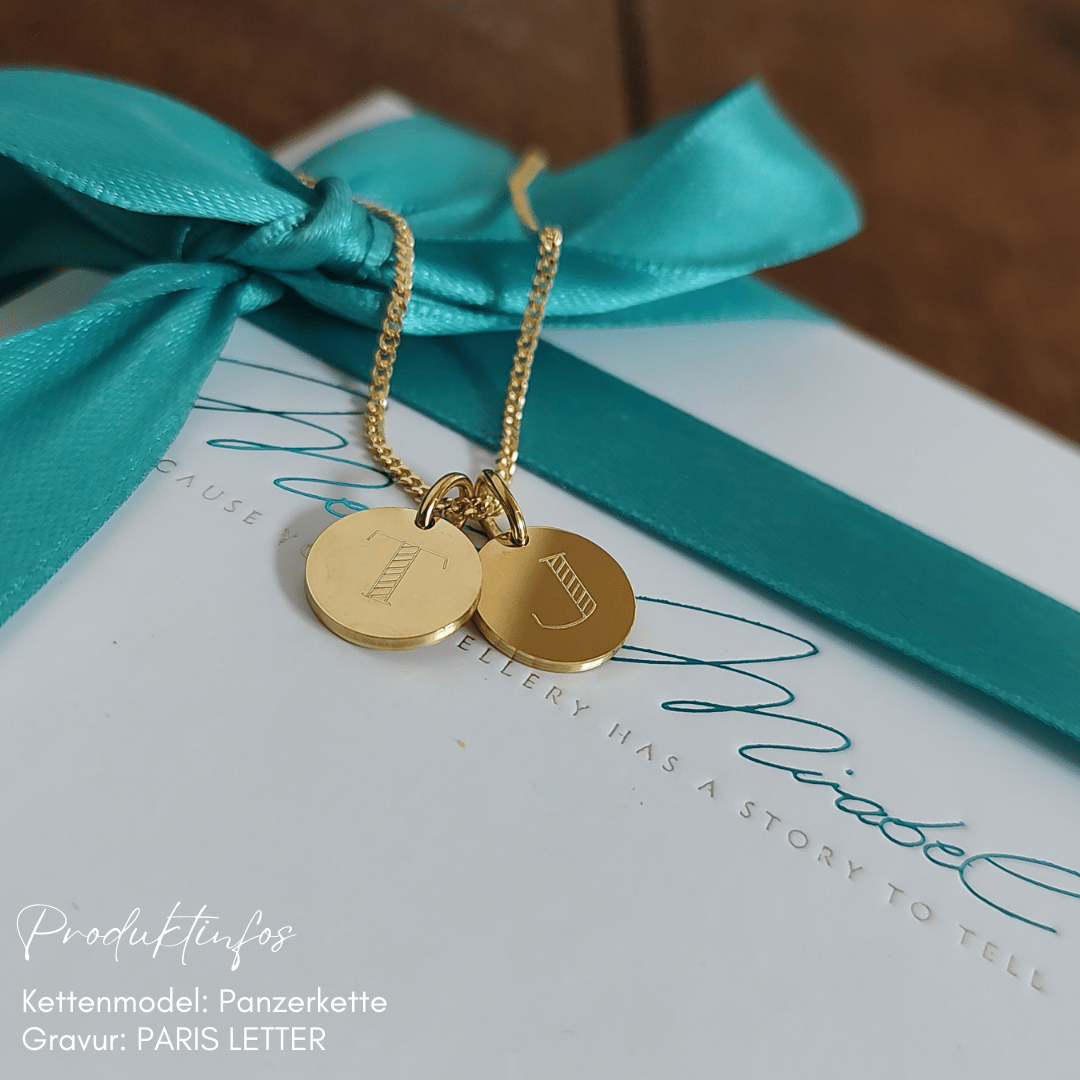 Gold Kette für Mamas mit 2 gold Plättchen Anhänger - in unserem Berliner Atelier in Handarbeit individuell gefertgt. Personalisiert mit Kindernamen, Initialen der Familie, Geburtsblumen oder Baby Fussabdrücken. 