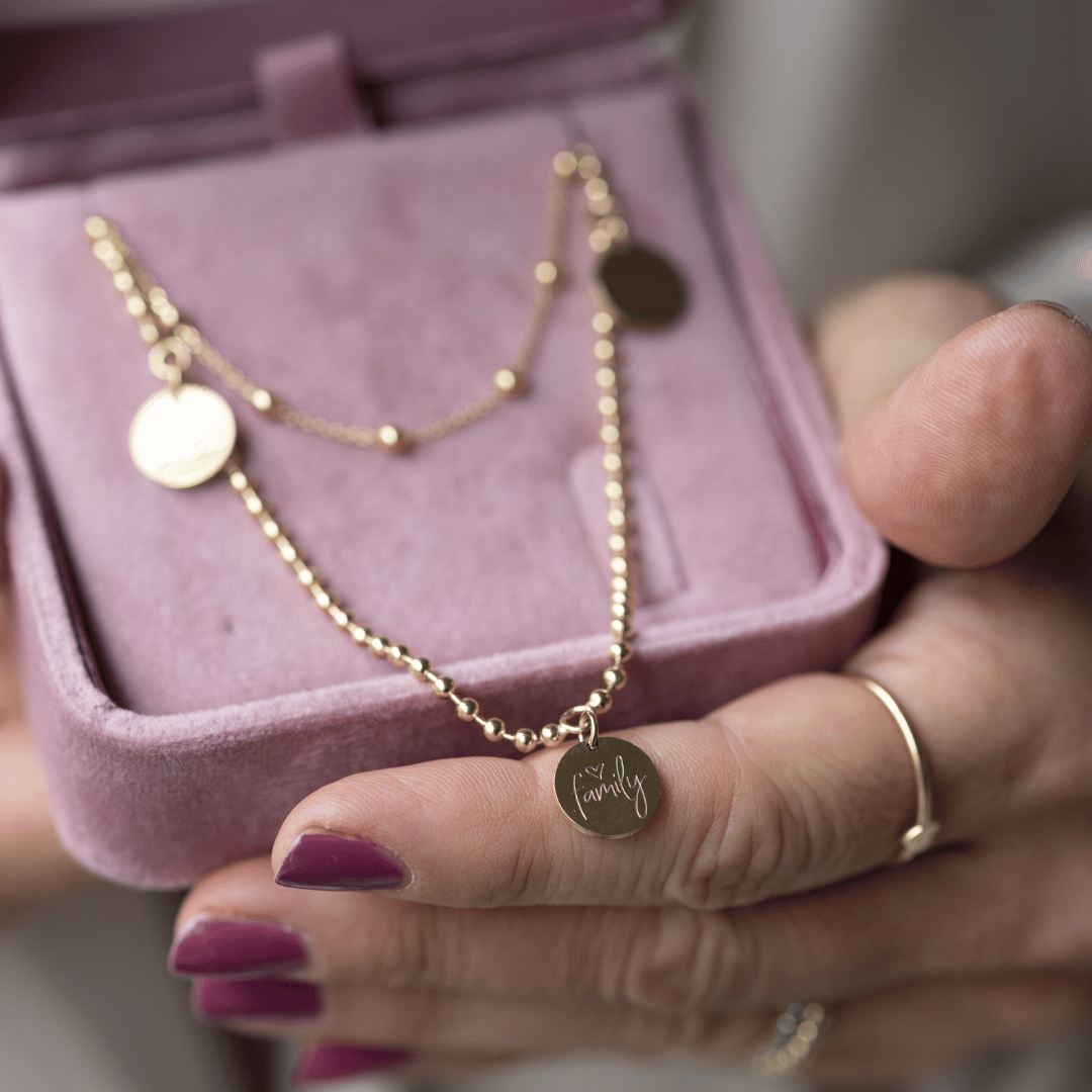 Du suchst ein wunderschönes Geschenk für eine Mama? Unser 2-in-1 Geschenkset kombiniert die Familienkette DREAM TEAM mit unserer beliebten Layering-Kette MARIE – zwei Ketten, ein harmonisches Duo. Personalisiert mit deiner Wunschgravur, in Gold oder Silber, individuell für dich in unserer Berliner Goldschmiede angefertigt.