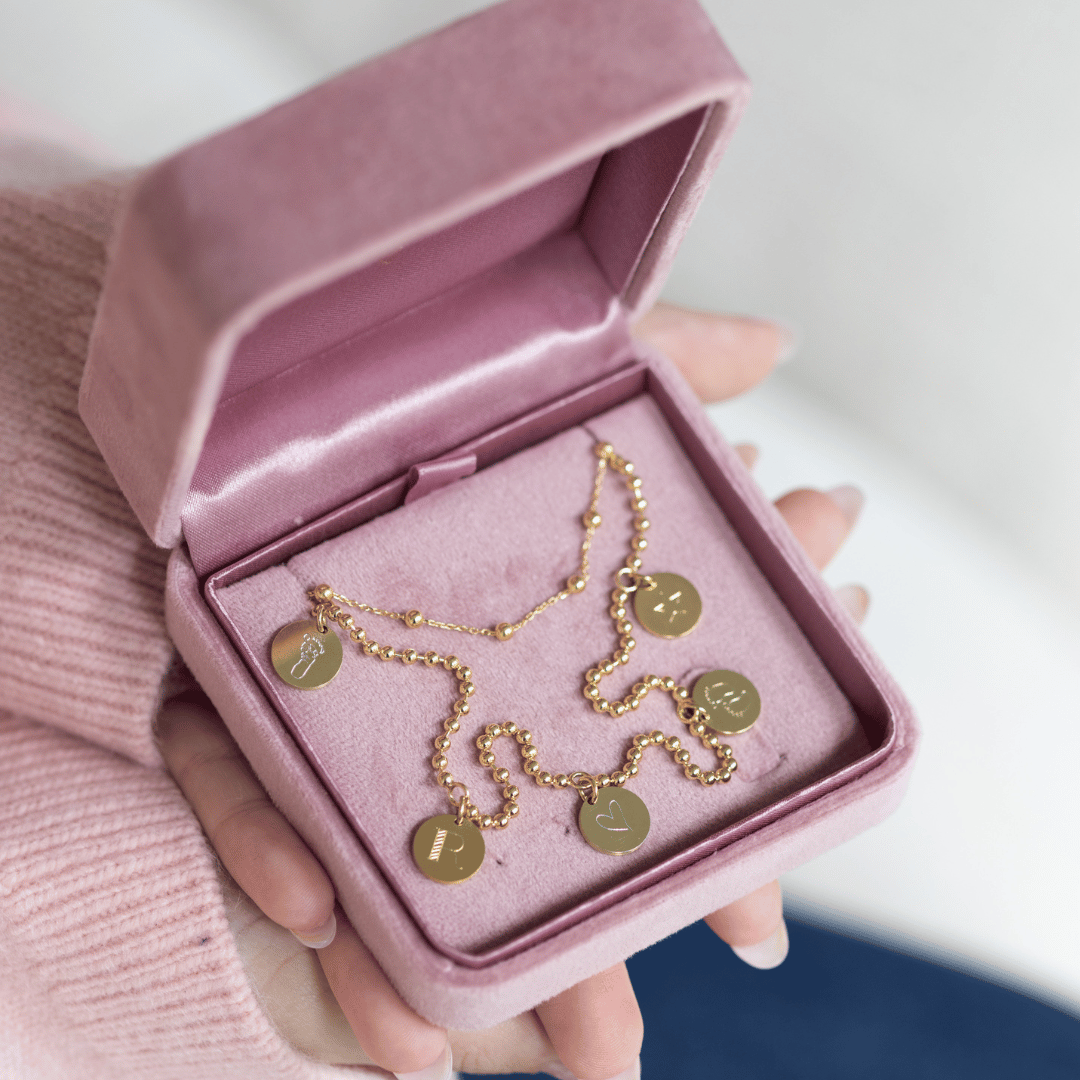Du suchst ein wunderschönes Geschenk für eine Mama? Unser 2-in-1 Geschenkset kombiniert die Familienkette HAPPY FAMILY mit unserer beliebten Layering-Kette MARIE – zwei Ketten, ein harmonisches Duo. Personalisiert mit deiner Wunschgravur, in Gold oder Silber, individuell für dich in unserer Berliner Goldschmiede angefertigt.