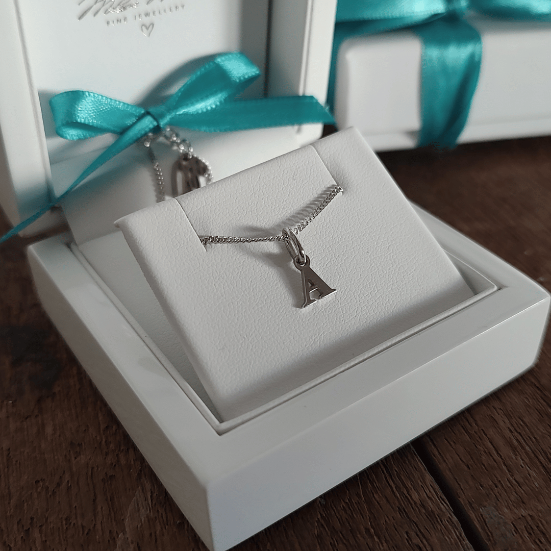Zarte Kette aus 585 Weißgold mit Buchstabe A, handgefertigt – das perfekte Geschenk für Ehefrau oder Mama 