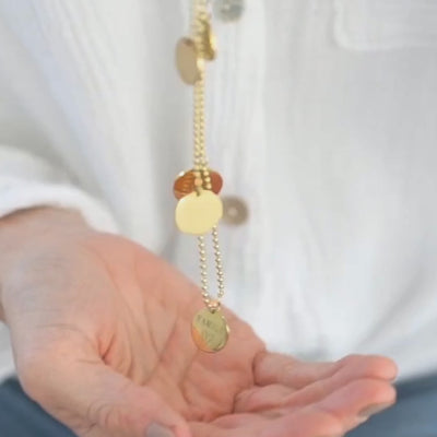 Familienkette Gold 5 Gravur Anhänger, Familienkette Sarah Engles, Kette Sarah Harrisson mit 5 runden Anhängern, Familienkette gold, Familienketten 5 Anhänger, Familienkette mit Namen, kette mama mit kindernamen, kette mama 3 kinder