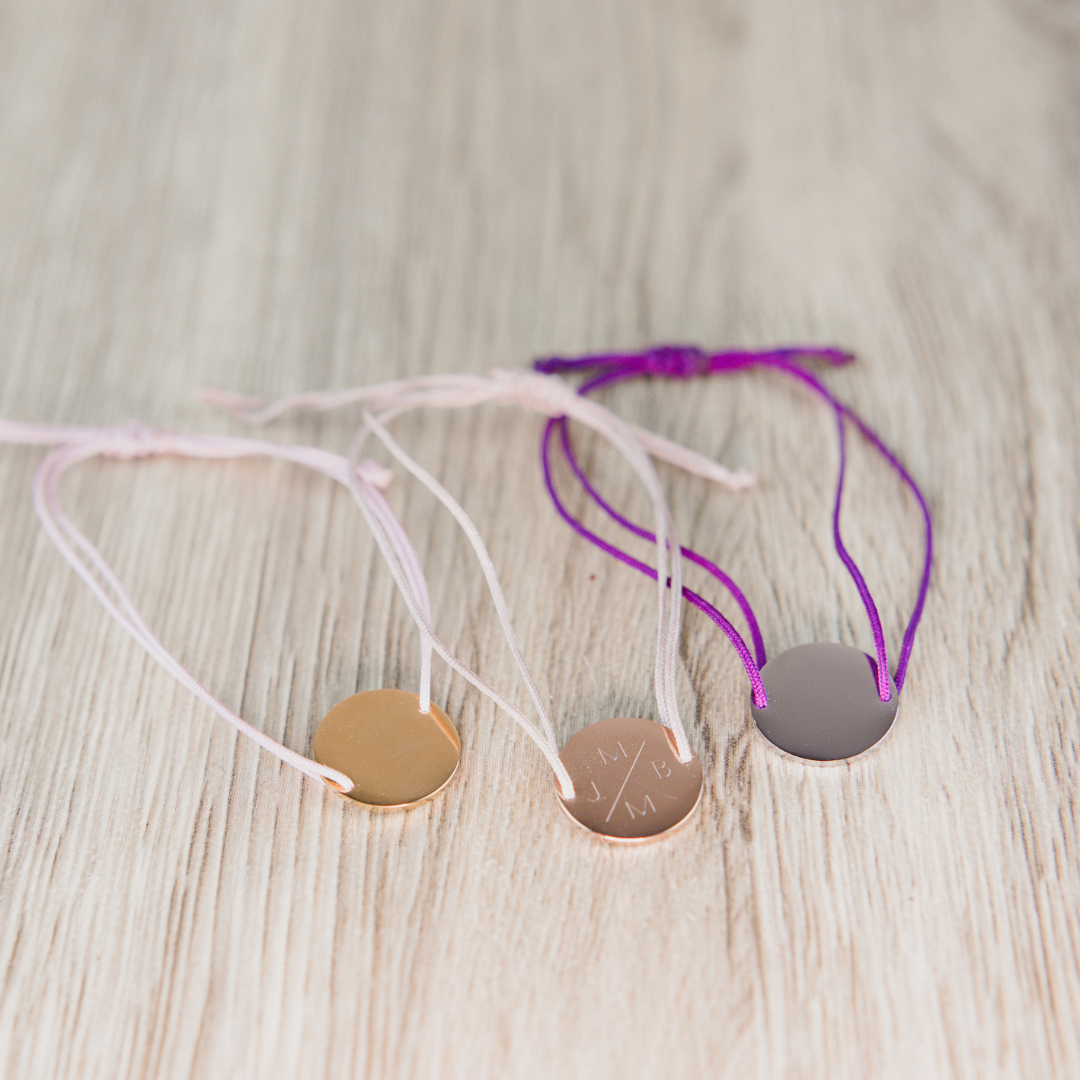 Freundschaftsarmbänder mit Gravur, Nylonarband mit Gravur, Armband aus Nylon, Plättchen Armband, personalisiertes Armband, Armband mit Gravur,