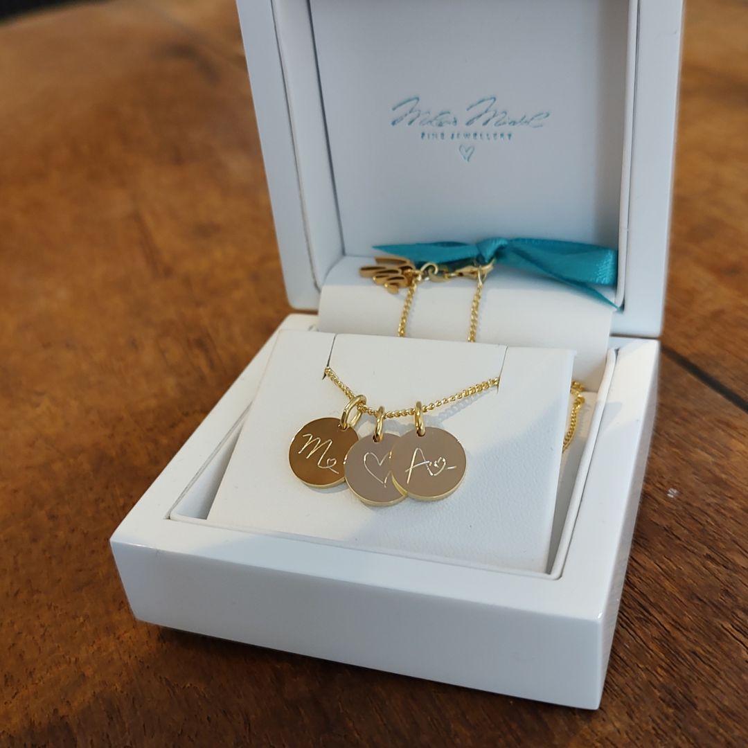 Goldene Initialenkette mit dem Anfangsbuchstaben der Familie, ein bedeutungsvolles Geschenk von einem Mann an seine Frau. Die Kette wird in unserem Berliner Atelier handgefertigt und individuell graviert. Perfekt zum Jahrestag oder Hochzeitstag als Zeichen der Liebe.