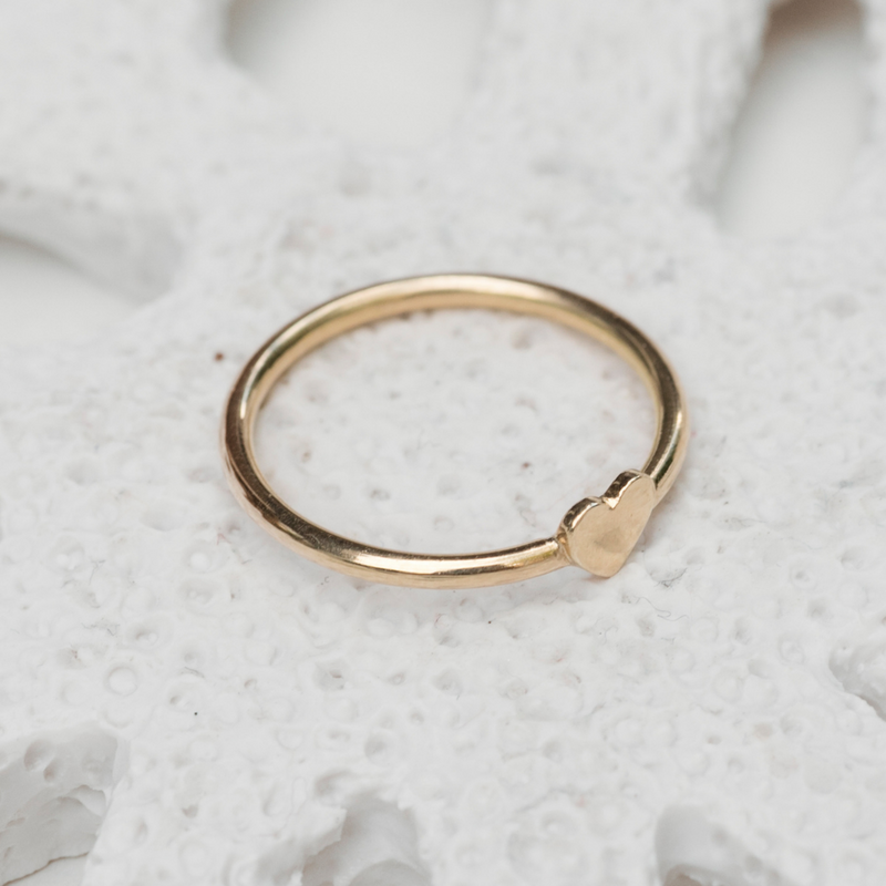 Zarter Ring mit Herz aus Echtgold personalisiert mit Gravur
