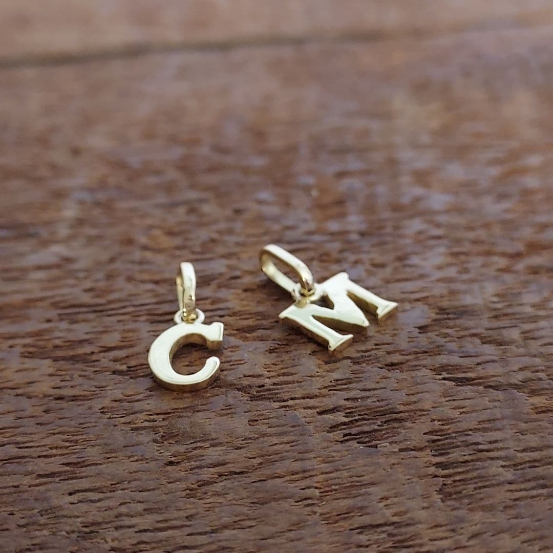 Exklusiver Buchstaben-Anhänger aus 333, 585 oder 750 Gold. Nachhaltig aus recyceltem Echtgold gefertigt und in deutscher Goldschmiede mit höchster Präzision hergestellt.