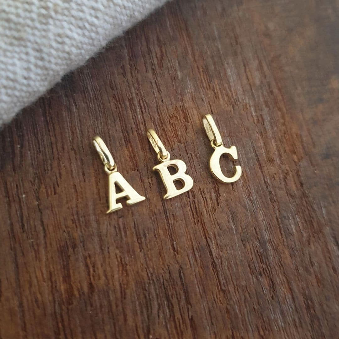 Initialen Anhänger aus massivem Echtgold mit frei wählbarem Buchstaben. Nachhaltig aus recyceltem Gold gefertigt und von erfahrenen Goldschmieden in deutscher Manufaktur von Hand hergestellt. Ein persönliches Geschenk für deinen Herzensmenschen in Weissgold und Gelbgold, wahlweise in 333, 585 oder 750 Gold 