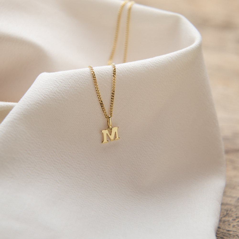 Zarte Initialenkette mit Buchstaben-Anhänger M – individuell aus echtem Gold gefertigt in unserer Berliner Goldschmiede